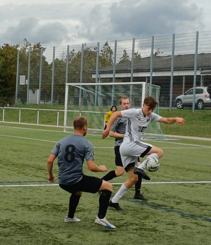 1:3-Niederlagen der FCA-Teams am letzten Sommerheimspielsonntag – erste Saisonheimniederlage für die FCA 1a 
